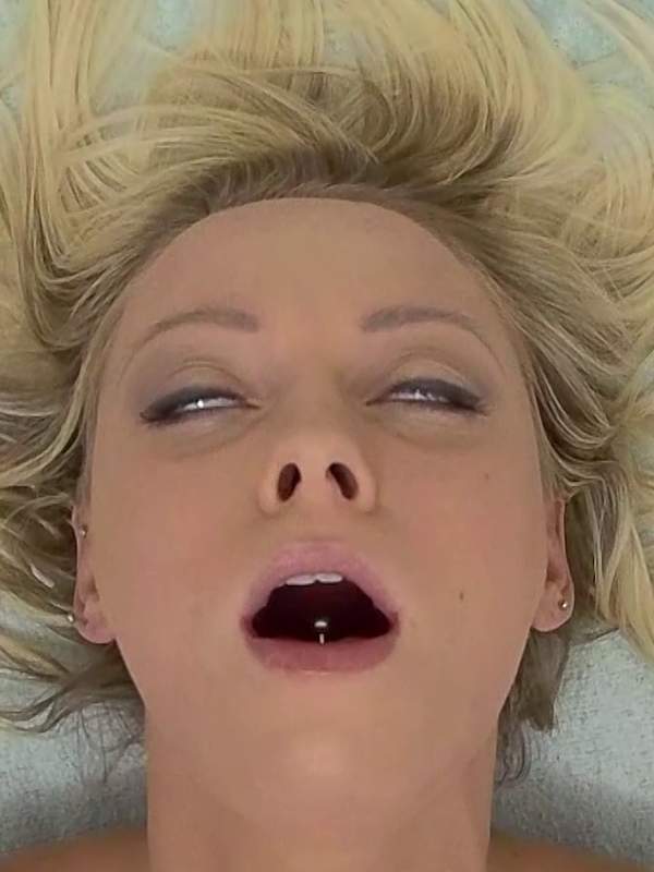 Blonde Mutter stöhnt beim Klitreiben