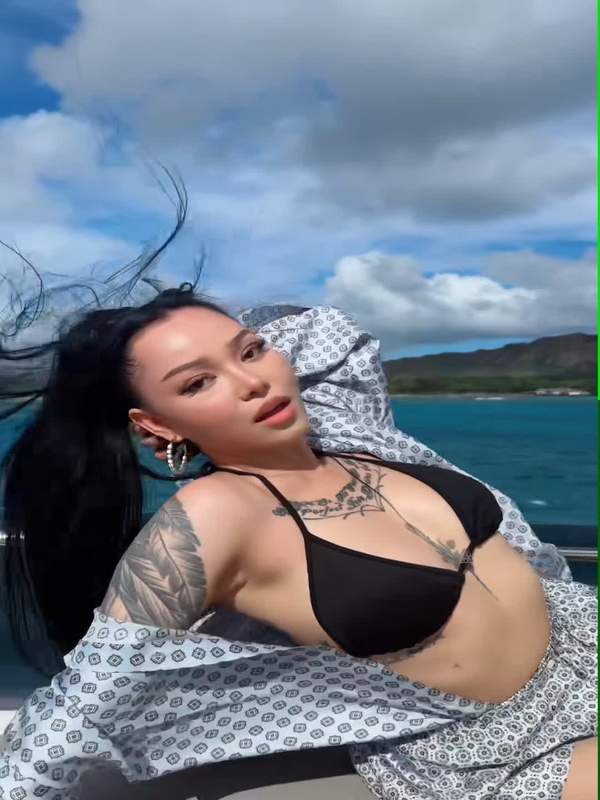 Bella Poarch tanzt nackt im Bikini und wird gefickt