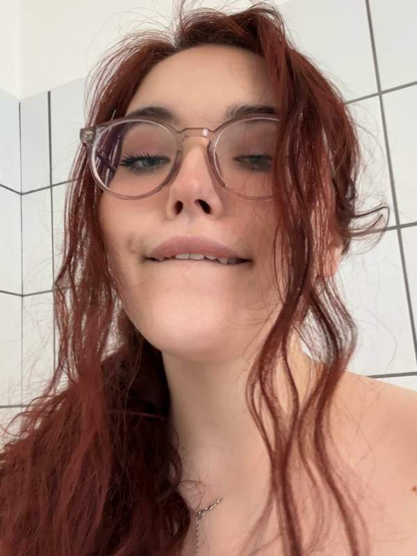 Sie nutzt Spielzeug in der Dusche und wechselt zum Onlyfans