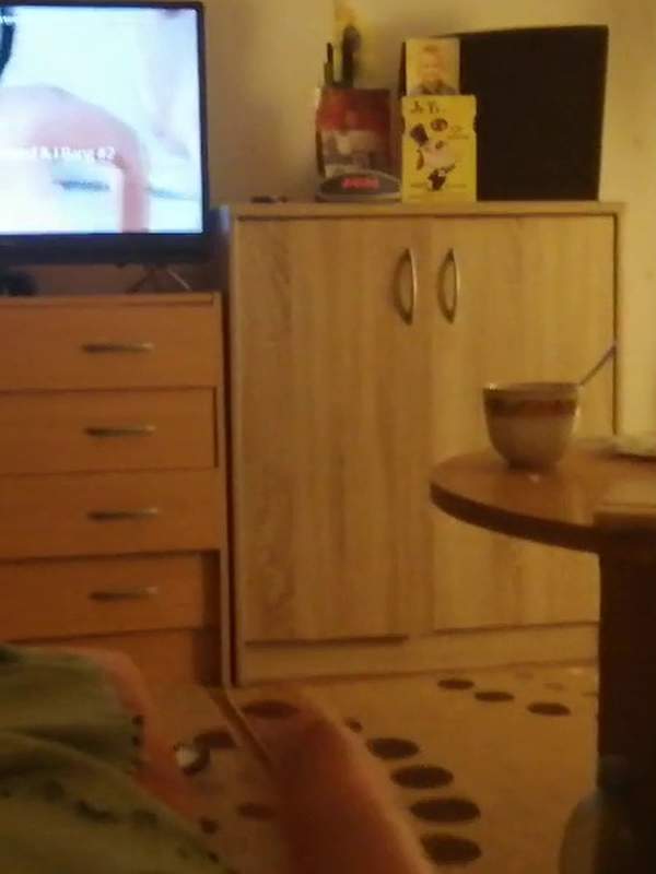 Er masturbiert auf dem Sofa und ejakuliert