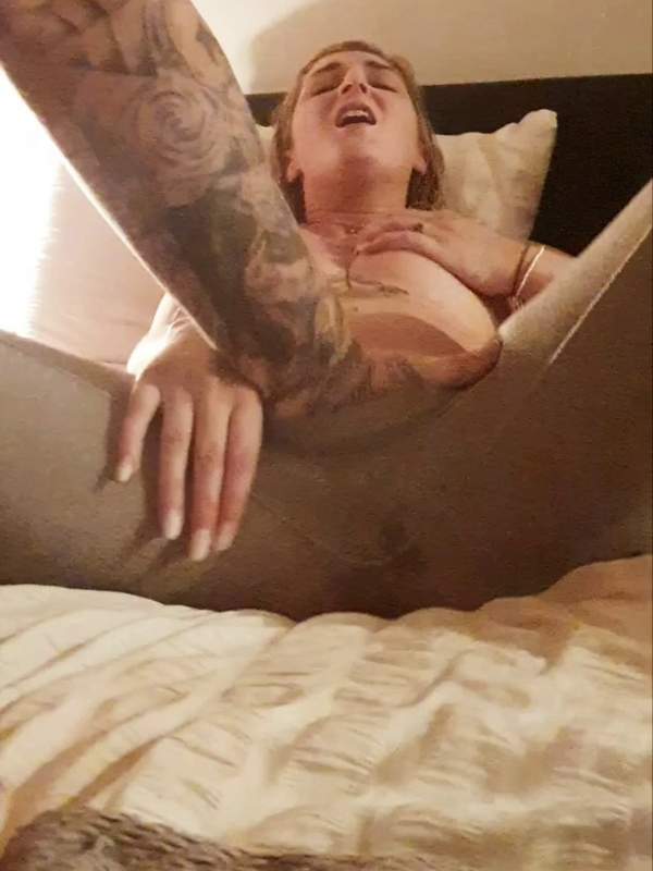 Amateurin in Leggings genießt Fingern