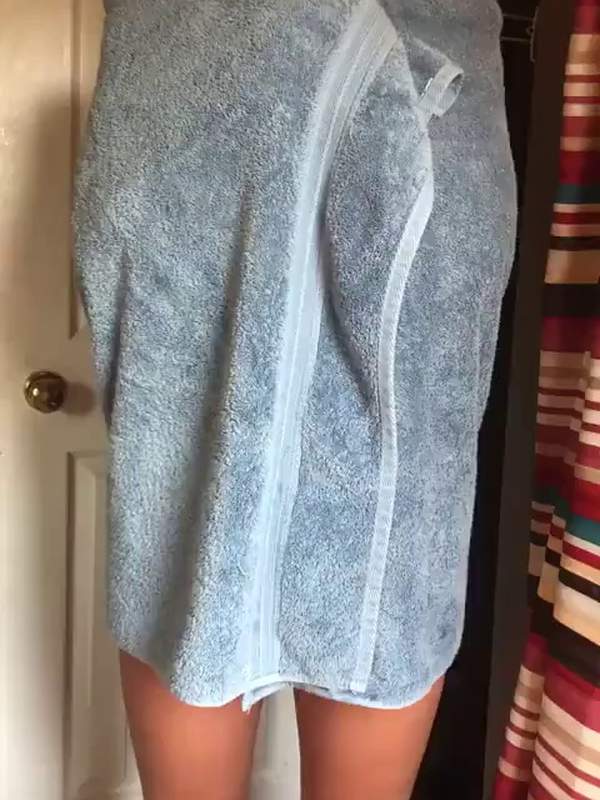 Amateurfrau aus der Dusche mit Handtuch