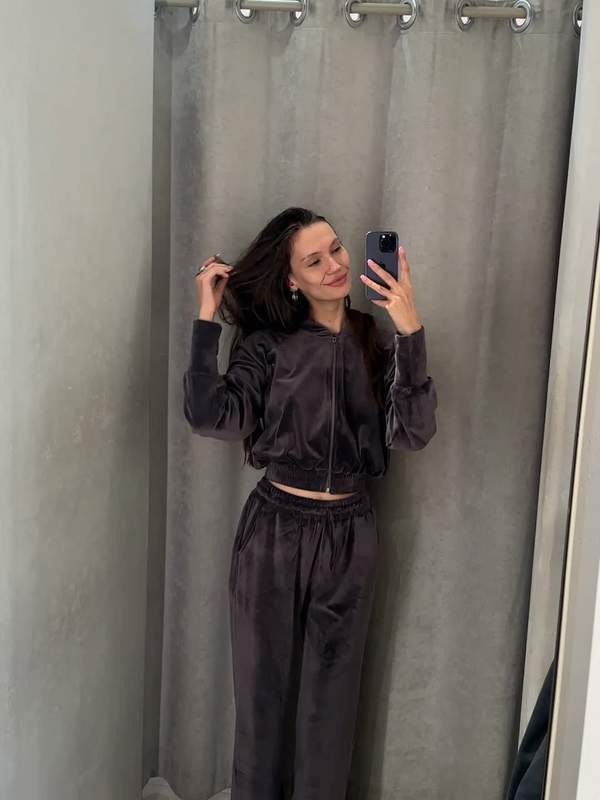 Sie necken sich selbst und wirken sexy