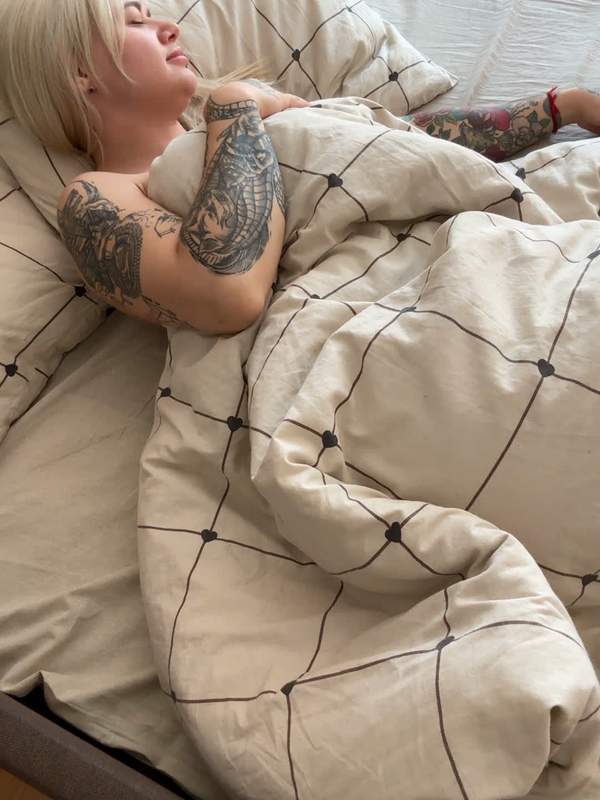 Schwangere Mutter mit Tätowierung zeigt Nacktfoto