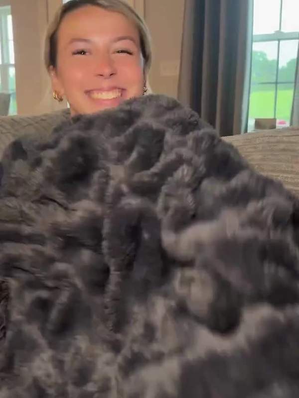 Hailey Welch zeigt sich nackt und nass