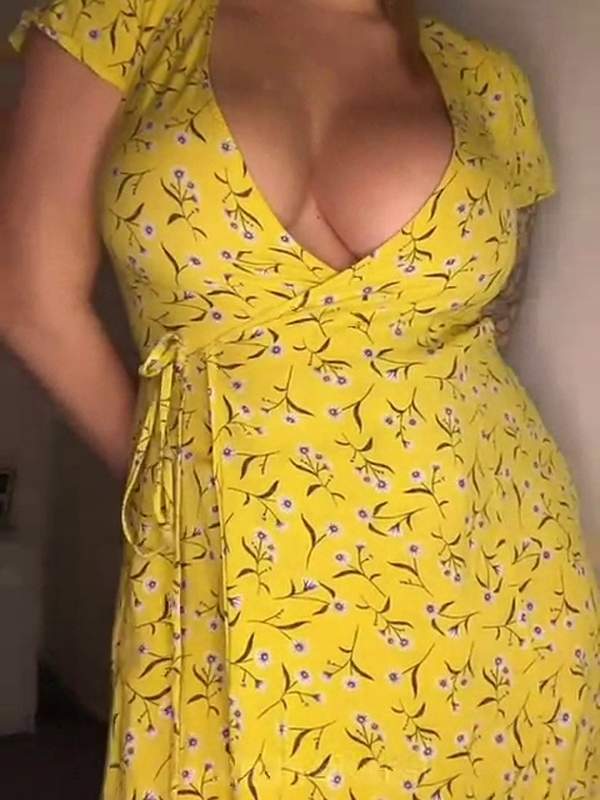 Amateurin mit großen Brüsten in gelbem Kleid