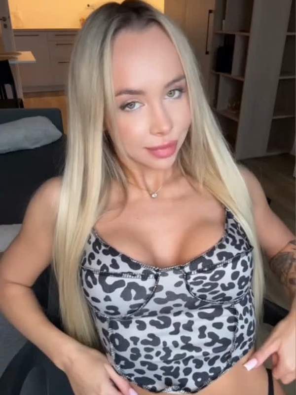 Blonde Frau mit Tattoos zeigt Anal und große Titten