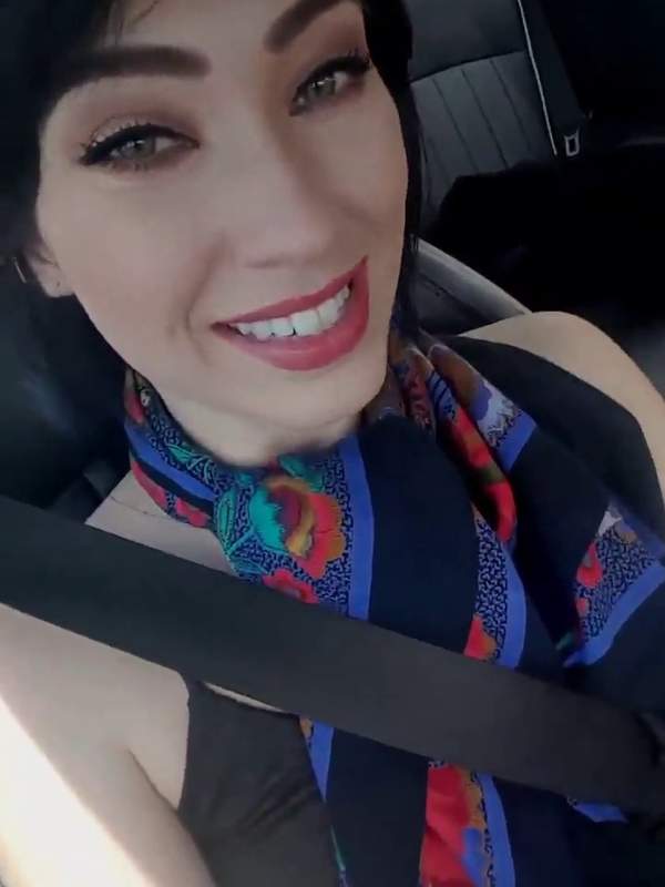 Sie fickt ihn im Auto unter dem Schal