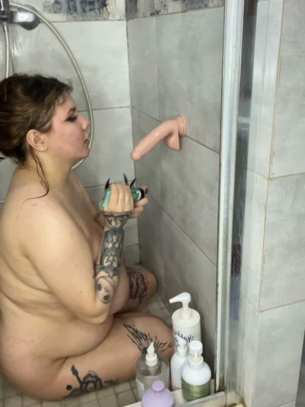 Diana Bunny hängt und bekommt Dildo-Blowjob