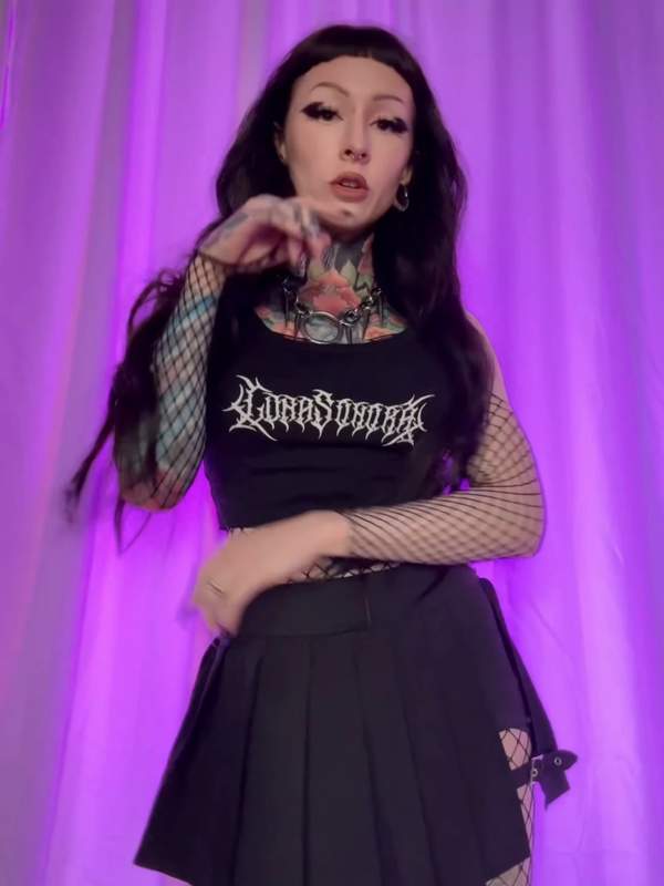 Goth-Mädchen zeigt nackten Bauchnabel und große Titten unter Minirock
