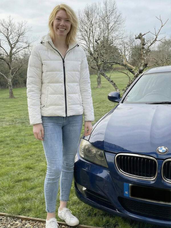 Blonde Frau im Auto zeigt nacktes Foto im Spiegel