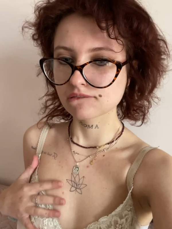 Jessica Sonnenschein mit Rotkopf und Brille neckt im Amateur-VertikalPorno