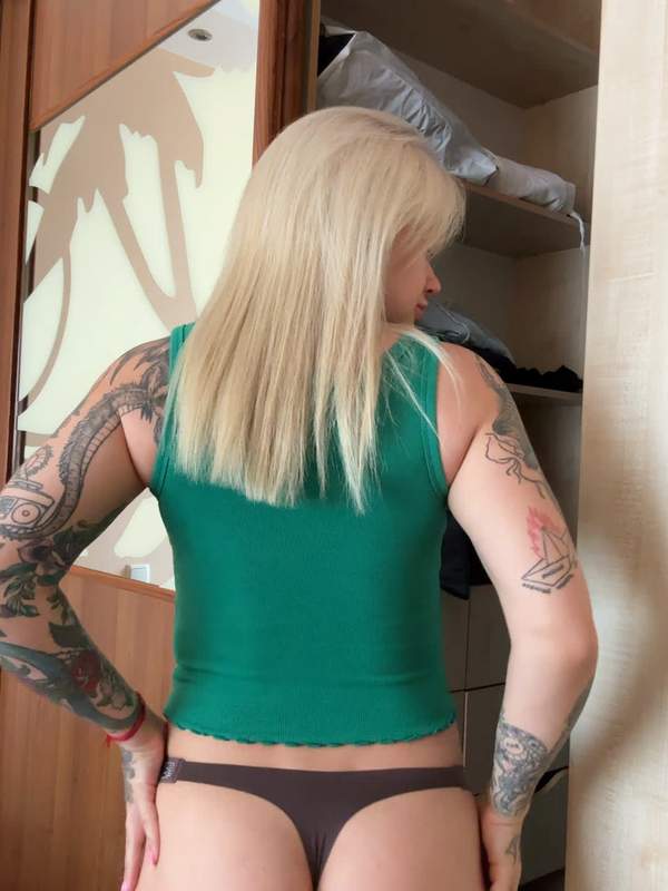 Schwangere Mutter mit Tattoos und Piercing zeigt ihre großen Titten