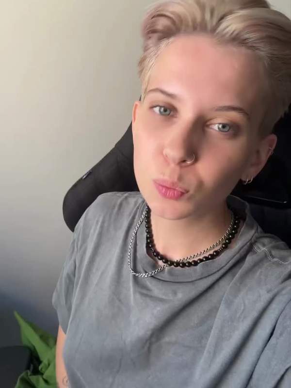 Halt mich mit deiner Aufmerksamkeit - Onlyfans in Bio