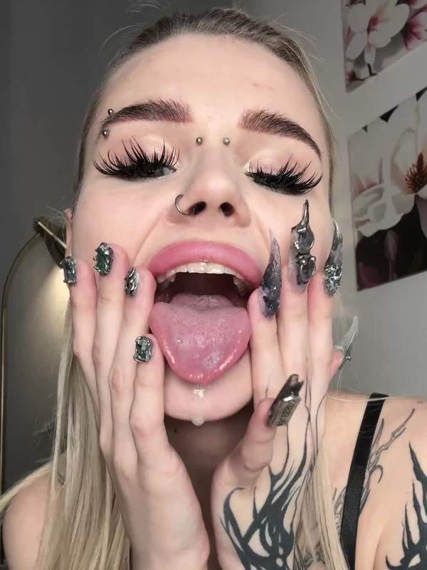 Blonde Amateure mit Tätowierung und Piercings sabbern auf OnlyFans