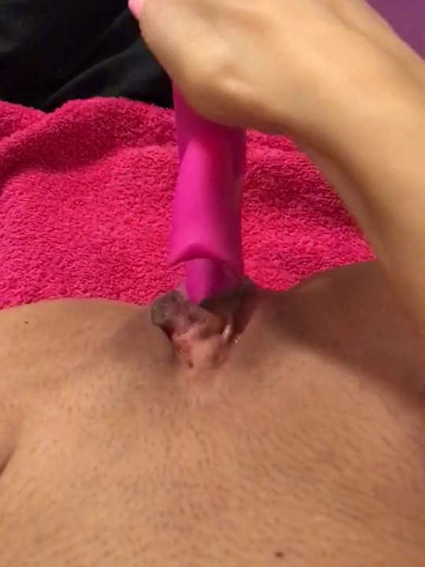 Frau testet wie tief ihr rosa Dildo in ihre Muschi stecken kann