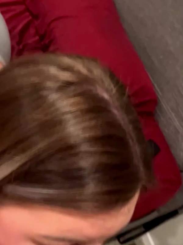 Heiße Ehefrau lutscht Schwanz und schluckt Sperma
