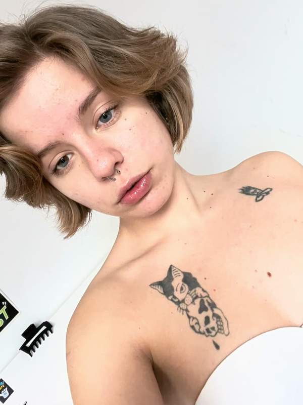 Zoe Ortega liegt allein im Bett und neckt sich selbst