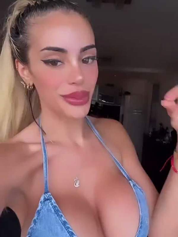 Antonela Pane zeigt Solo-Sex im Bikini
