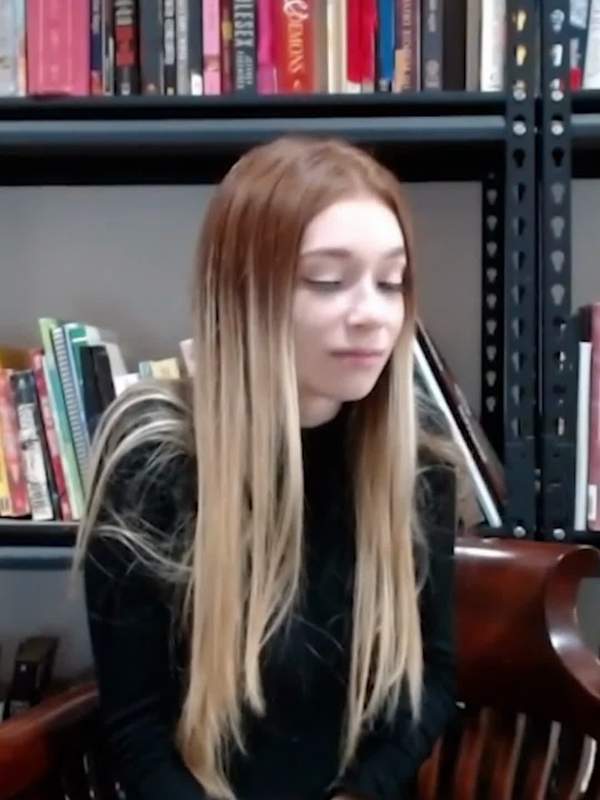 Niedliche blonde Teenie masturbiert in der Bibliothek