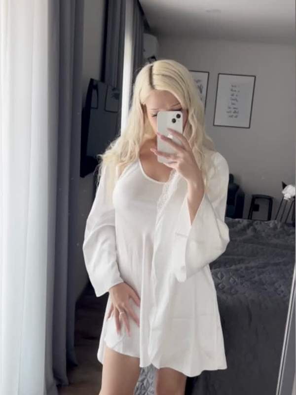 Blondine mit Bauchnabelpiercing und großen natürlichen Titten masturbiert