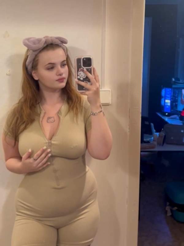 Nasengestecktes süßes Mädchen zeigt OnlyFans