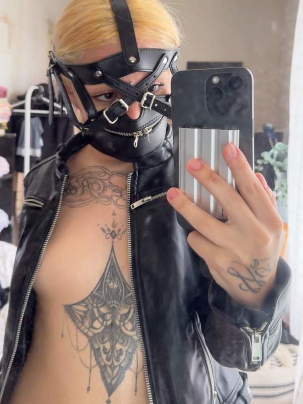 Ich trage eine Latexmaske und starr zurück