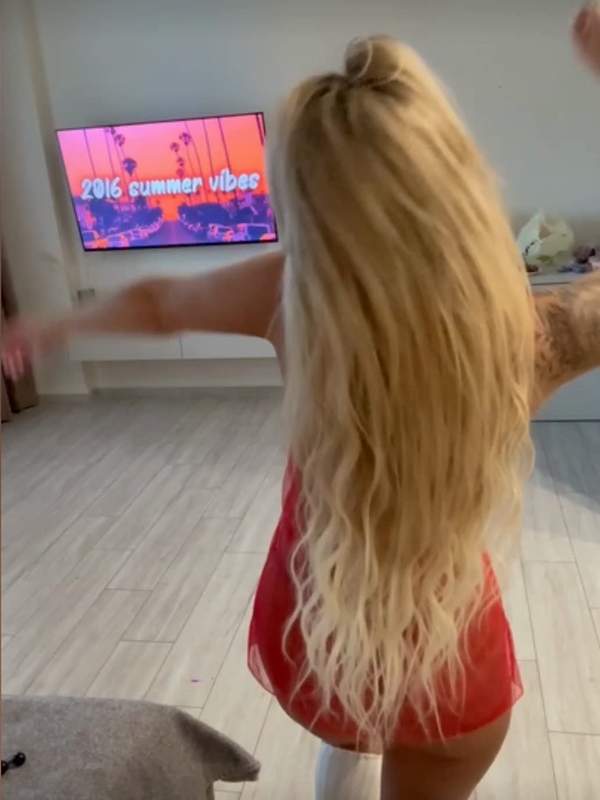 Karolinka bietet Strip und endet mit Oral
