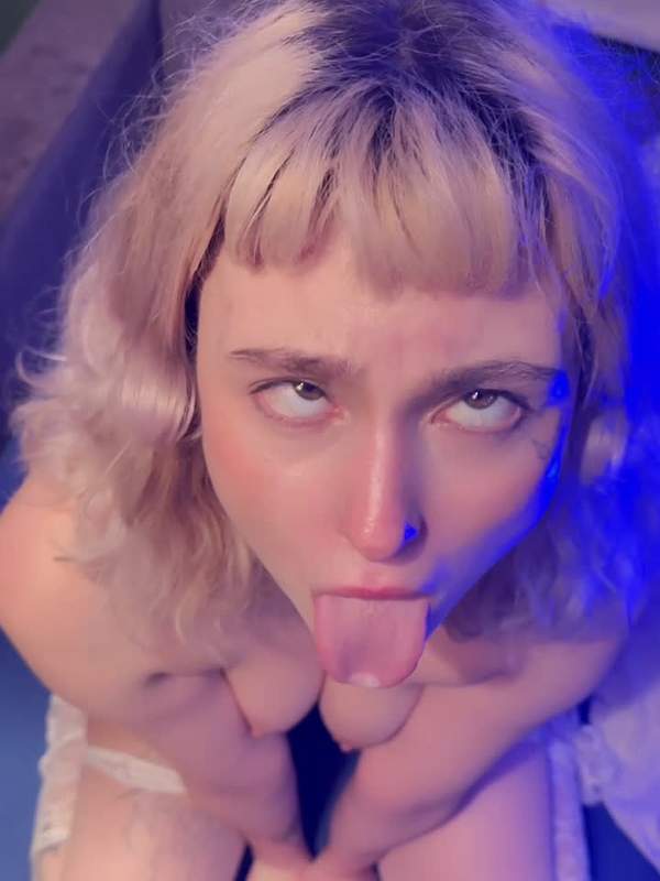 Blonde Amateur zeigt Gesichter und bietet Solo auf OnlyFans an