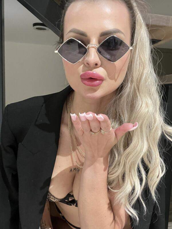 Patrycja masturbiert mit tiefem Anal-Durchsickern