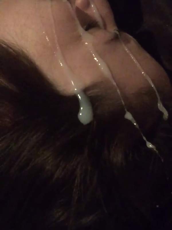 Brünette Amateur zeigt Cumshot ins Gesicht