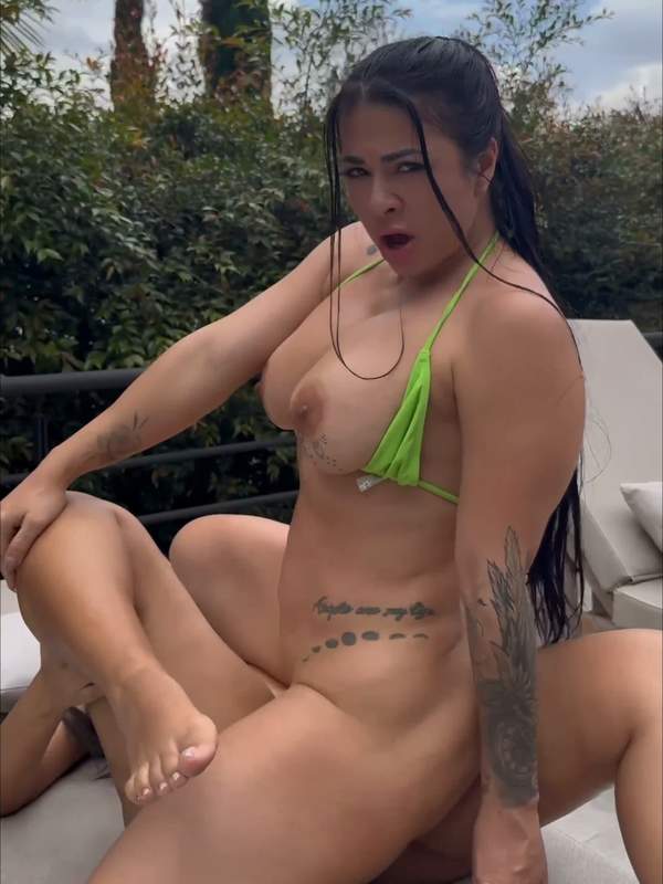Silvana Lee zeigt ihre tätowierten Brünettentitten