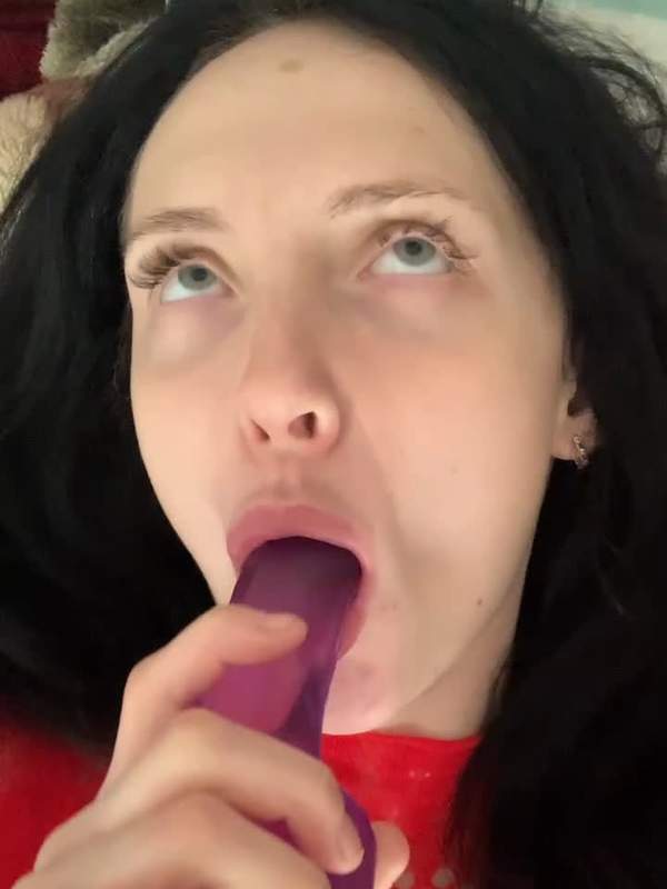 Leia Bloom saugt sich selbst mit Dildo