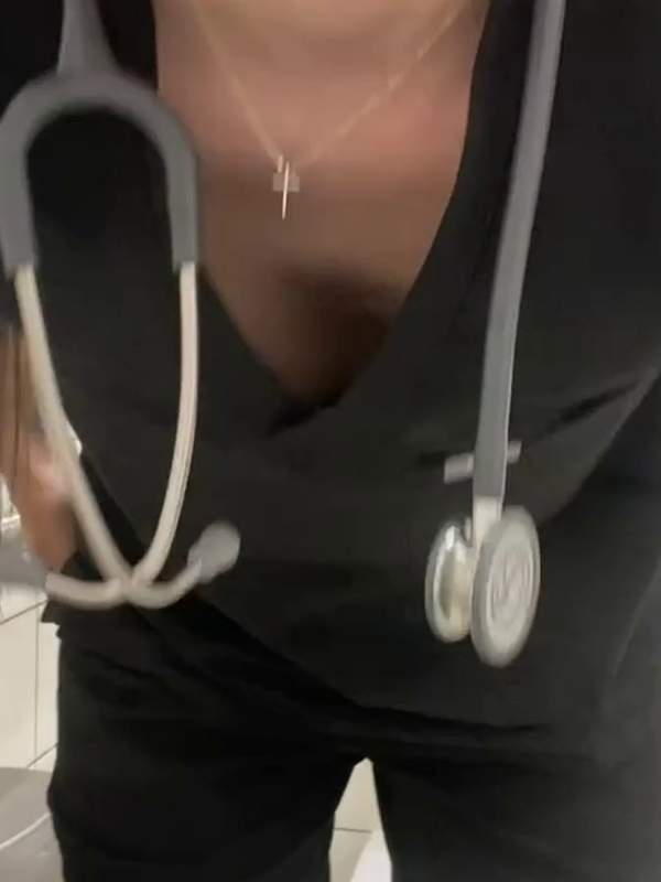 Teen Krankenschwester zeigt Arsch und Titten