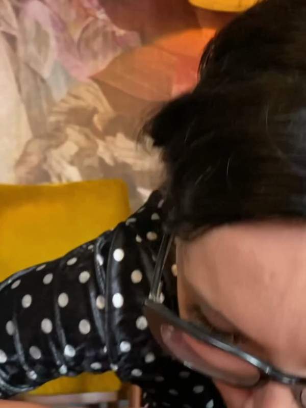 Brünette mit Brille fängt ihren Mann beim Stehen im Doggystyle