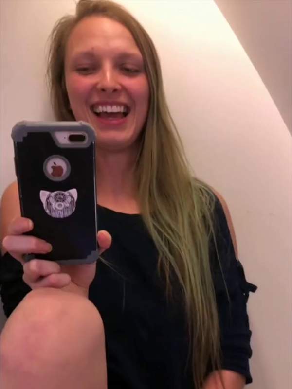 Blonde Amateur masturbiert in Flugzeugtoilette