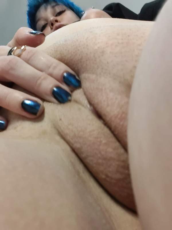 Nasse Muschi tropft durch ihre Finger beim Masturbieren