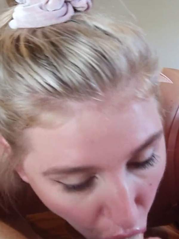 Blonde Amateurin lutscht Schwanz aus Eigener Sicht schlampig