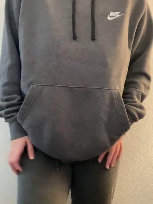 Mutter in grauer Nike-Sweatshirt zeigt große Titten