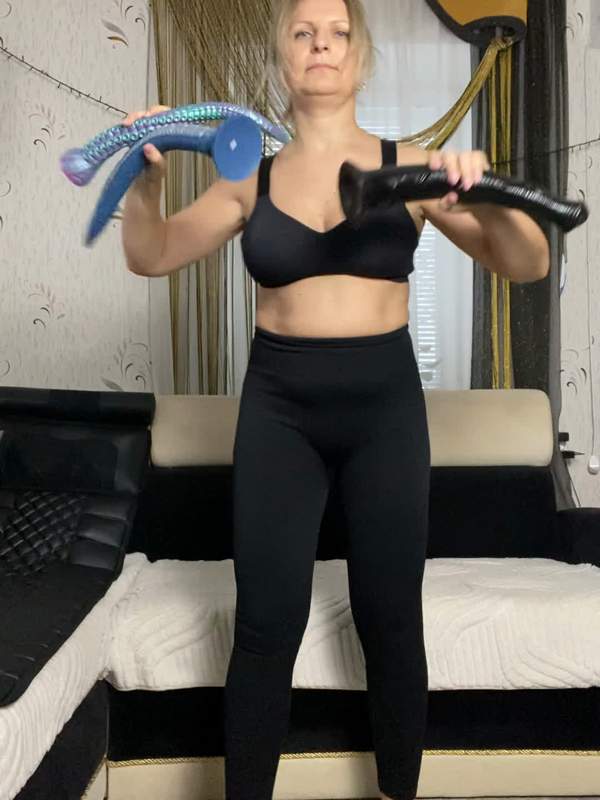 Blonde MILF spielt Solo mit Monsterdildo