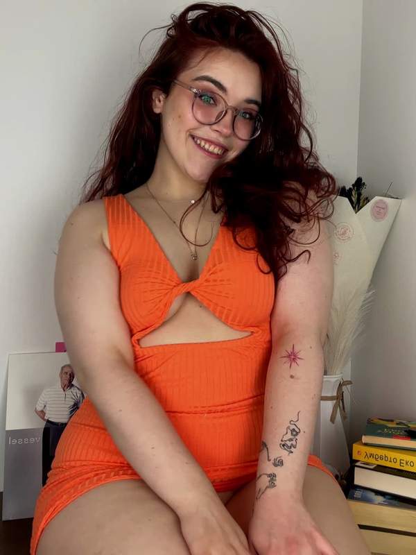 Nette Frau mit Brille und Tätowierung masturbiert solo für OnlyFans