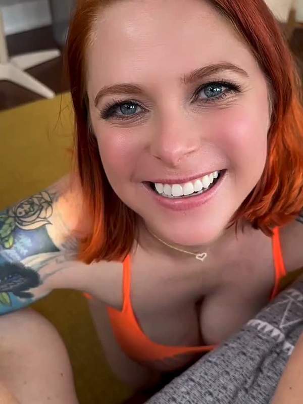 Penny Pax zeigt ihre Scham und wird von hinten genässt