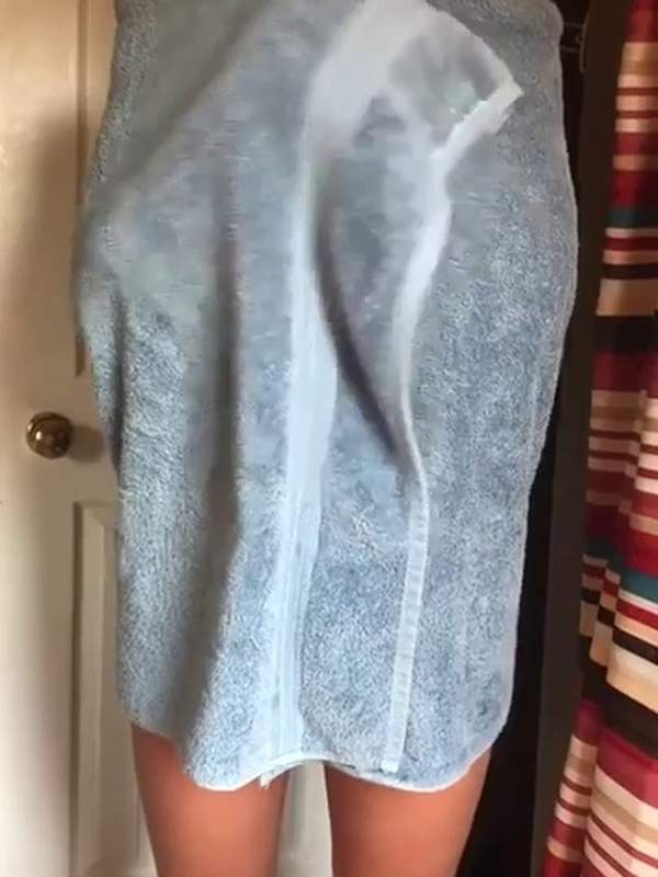 Nasse Amateurin aus der Dusche