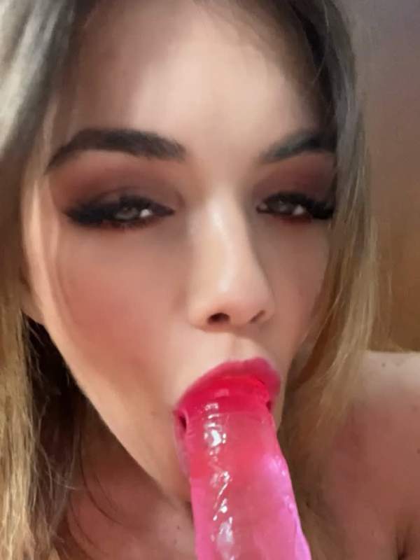 Sophie Stürme lässt sich mit Dildo und Blowjob solo