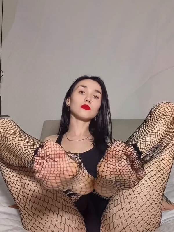 Brünette Amateurin zeigt sich in sexy gehörntem Outfit