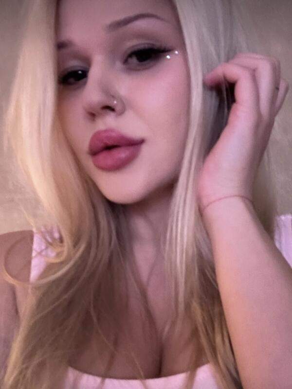 Nette Blondine zeigt nasse Muschi und Bauchnabelpiercing