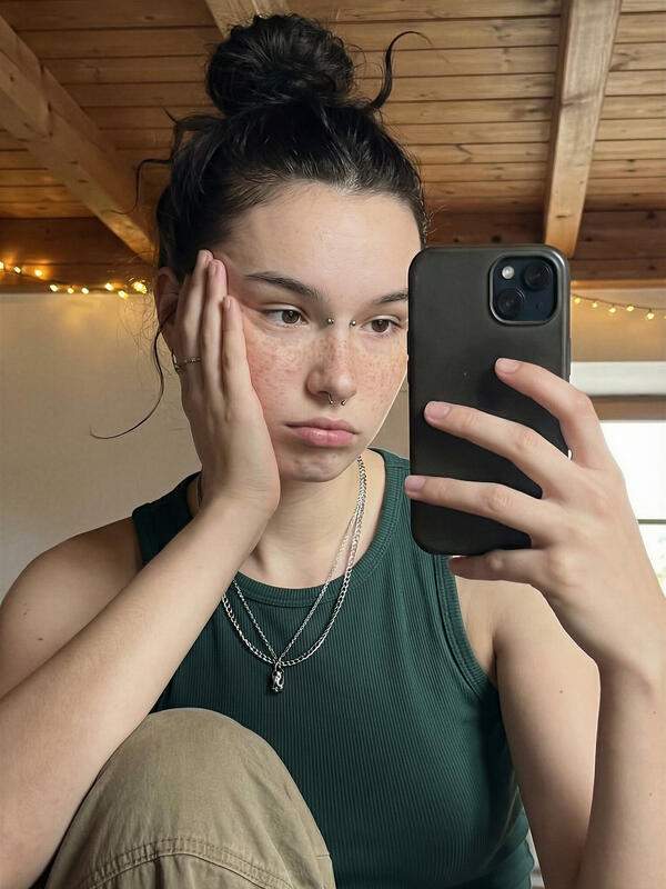 DaniNv zeigt nackte Fotos und neckt draußen