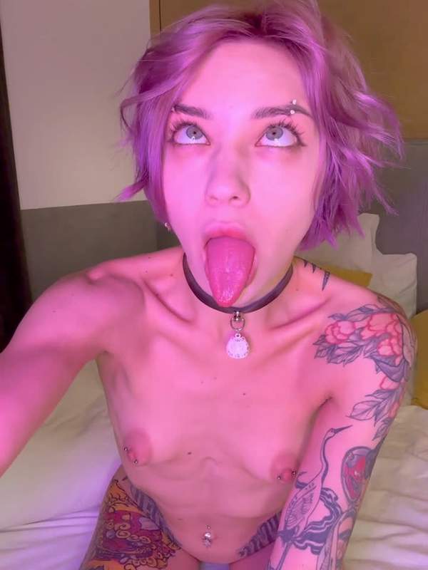 Nette Frau mit bunten Haaren und Tätowierung sucht im Solo-Video nach Spielpartner