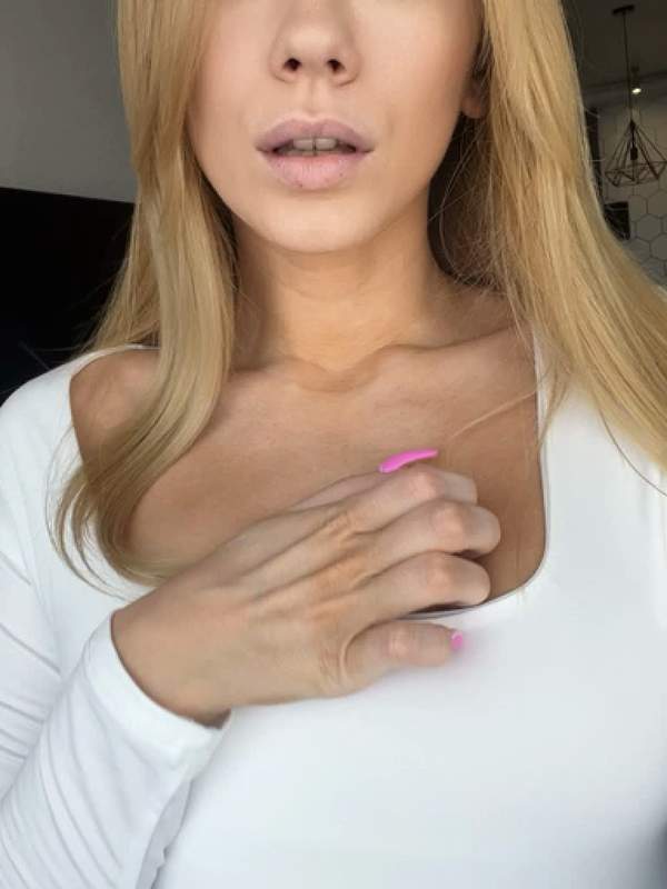 Kleine Blondine zeigt ihre Titten solo