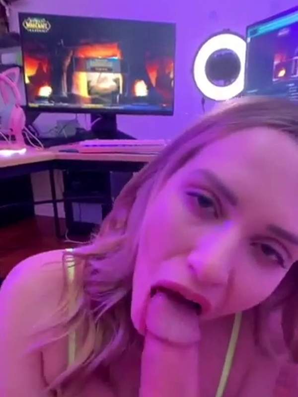 Sie schluckt den Cumshot und wird beim Ficken von Amateuren Mundabspritzen.